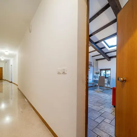Guesthost - Historic Elegance - In The Heart Of Udine